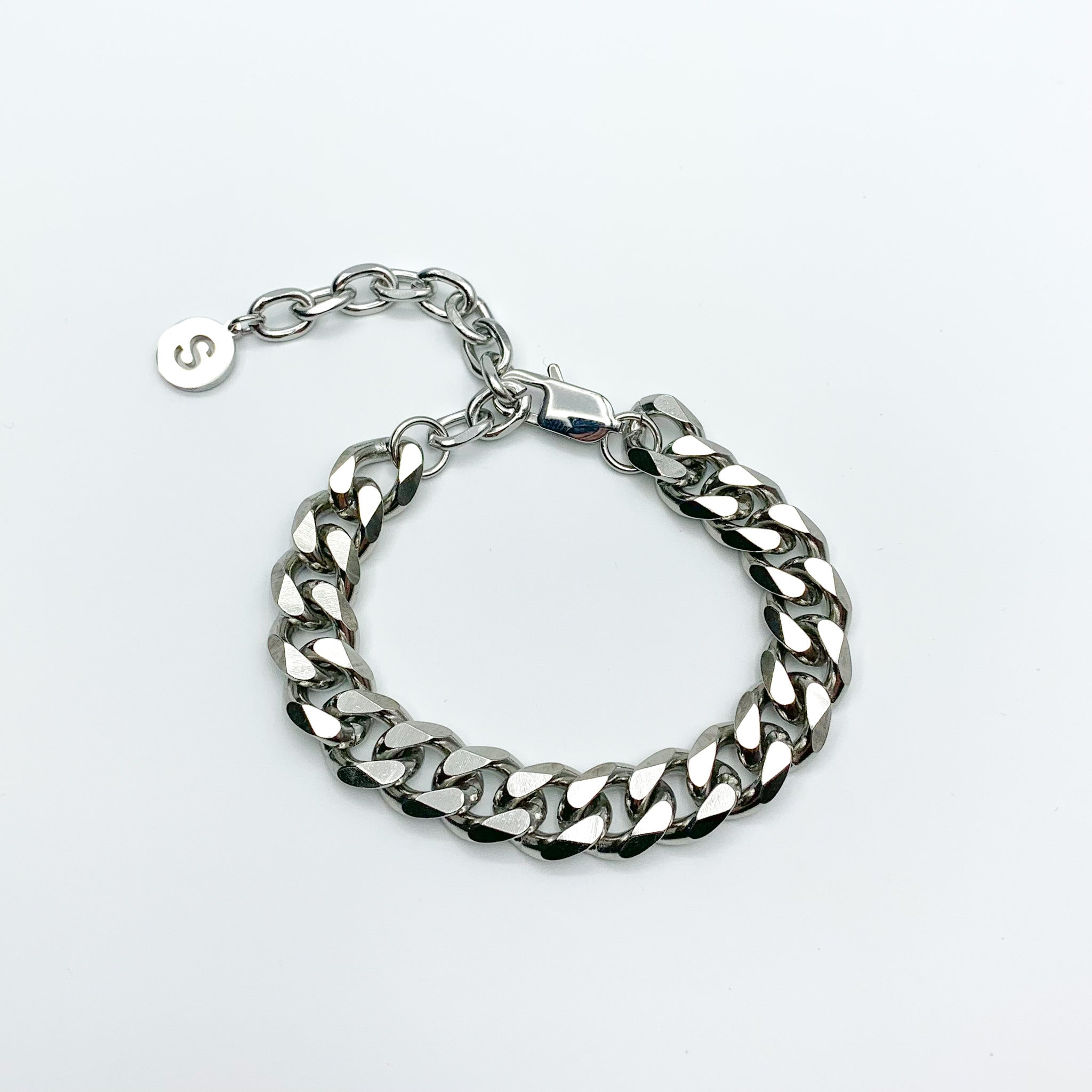 High-quality Stainless Steel Cuban Link 3.0 Bracelet, a timeless and waterproof accessory, adjustable from 17cm to 23cm. Enjoy this durable and stylish piece that complements your everyday look with a link width of 11cm.